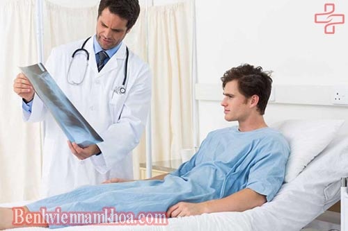 Mổ vi phẫu giãn tính mạch thừng tinh được tiến hành như thế nào