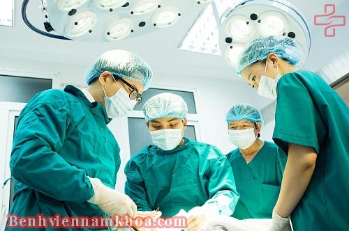 Mổ vi phẫu giản tĩnh mạch thừng tinh là gì